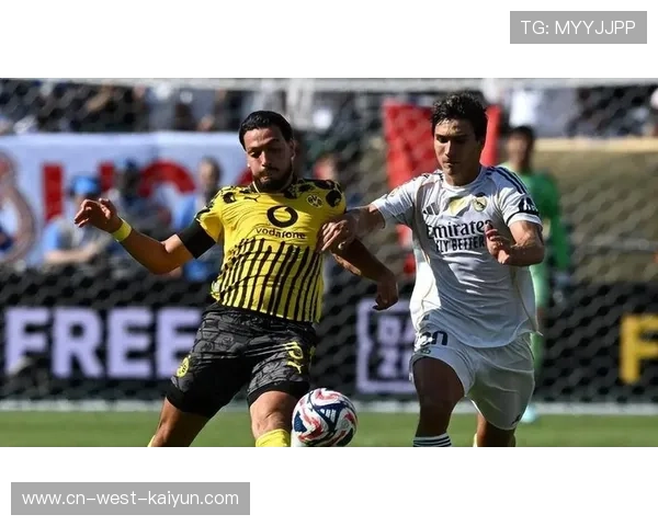 21岁天才贡萨洛-加西亚戴帽后与队友相拥庆祝