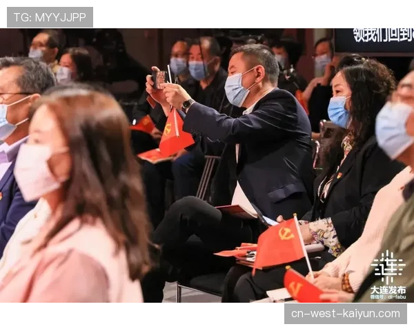 多特蒙德主场南看台楚波默在比赛第19分钟起立鼓掌,致敬俱乐部成立117周年 多特蒙德主场南看台楚波默在比赛第19分钟起立鼓掌,致敬俱乐部成立117周年